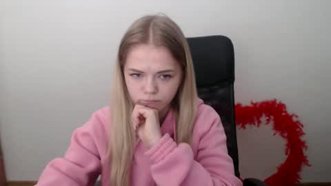 millaloveli online show from February 18, 8:36 am