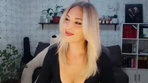 MillaXQueen online show from June 22, 6:32 am