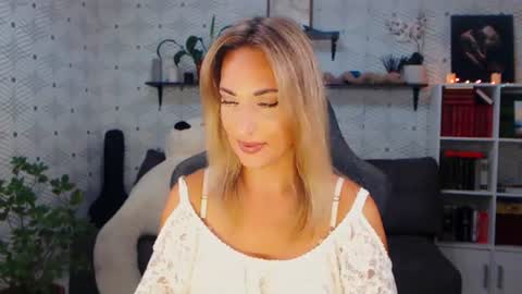 MillaXQueen online show from July 30, 3:45 pm
