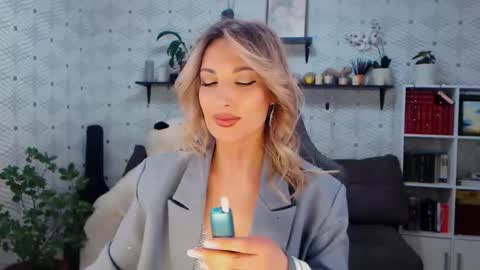 MillaXQueen online show from April 7, 11:23 am