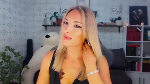 MillaXQueen online show from July 22, 3:58 pm