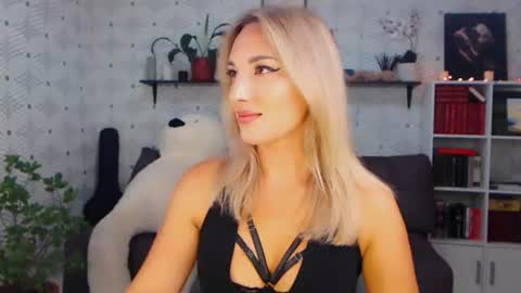 MillaXQueen online show from July 28, 2:46 pm