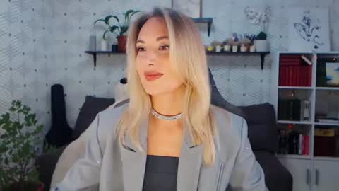 MillaXQueen online show from June 13, 1:32 pm