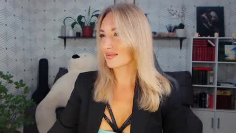 MillaXQueen online show from August 1, 1:24 pm