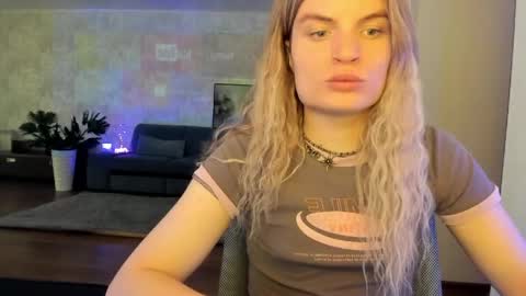 mili-kira online show from May 24, 1:06 pm