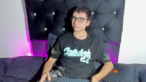 milogm_ online show from July 3, 8:57 pm