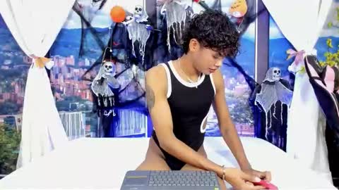 miltondelis online show from November 4, 5:09 am