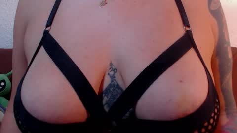 Milu Wallace  online show from March 1, 1:21 am