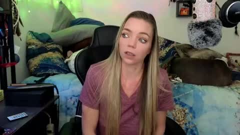 Snapshot of mindymars chatting on February 19, 3:49 pm Mindy Mars online show from February 19, 3:49 pm