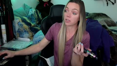 Snapshot of mindymars chatting on February 3, 7:31 pm Mindy Mars online show from February 3, 7:31 pm