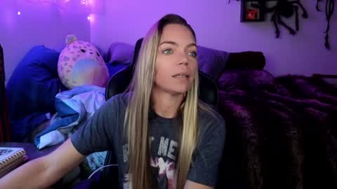 Snapshot of mindymars chatting on January 3, 12:40 pm Mindy Mars online show from January 3, 12:40 pm