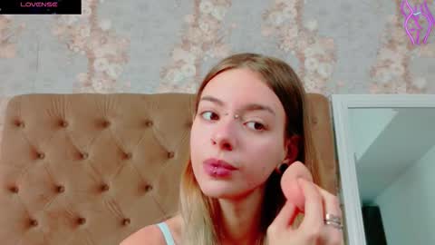 Snapshot of mira_lynxx chatting on October 20, 4:28 am mira_lynxx online show from October 20, 4:28 am