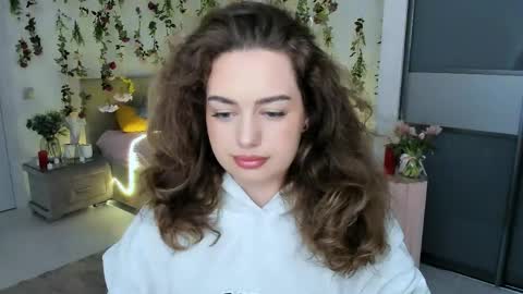 Emma online show from June 1, 7:15 pm