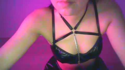 Snapshot of mirra_sins chatting on October 9, 9:53 pm Mirra online show from October 9, 9:53 pm