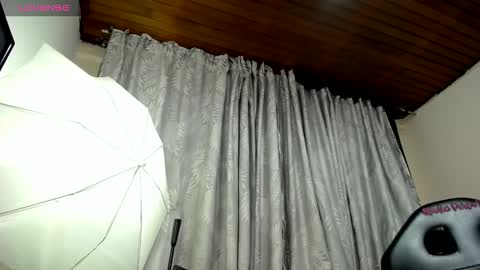 miss_foxxy_ online show from October 17, 6:50 am