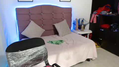 misskarol18 online show from February 22, 5:57 pm