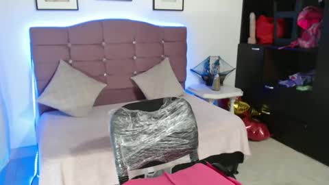 misskarol18 online show from February 18, 5:09 pm