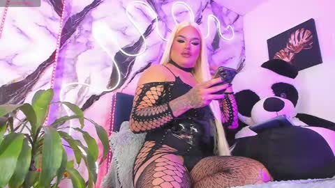 kassandra lazcano online show from April 15, 1:53 am