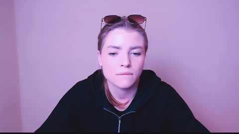 Snapshot of missoliviaa_ chatting on February 10, 2:26 pm Olivia online show from February 10, 2:26 pm