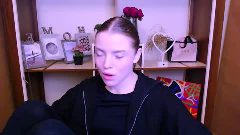 Snapshot of missoliviaa_ chatting on January 26, 7:53 am Olivia online show from January 26, 7:53 am