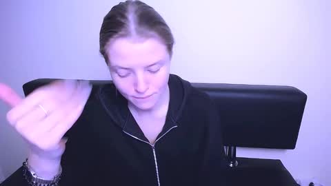 Snapshot of missoliviaa_ chatting on February 4, 1:38 pm Olivia online show from February 4, 1:38 pm