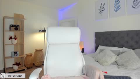 Fernanda Davila online show from February 12, 11:30 pm