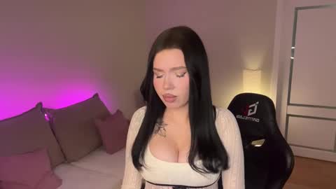 Mia online show from December 13, 8:48 pm