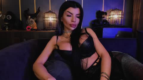 Elenia online show from December 9, 1:13 pm
