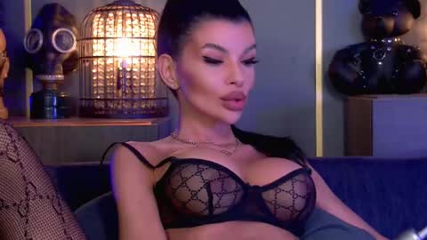 Elenia online show from March 26, 4:01 pm