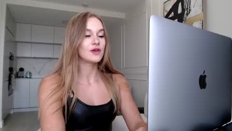 mistressuniverse online show from August 3, 9:04 am