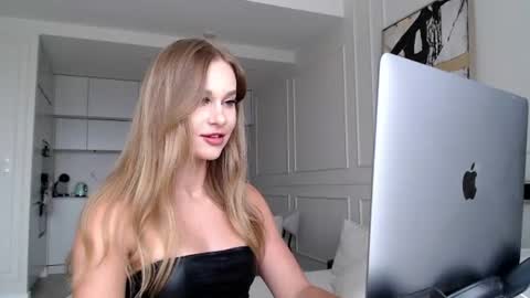 mistressuniverse online show from July 15, 11:15 am
