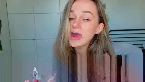 mmminnie online show from April 19, 4:19 pm