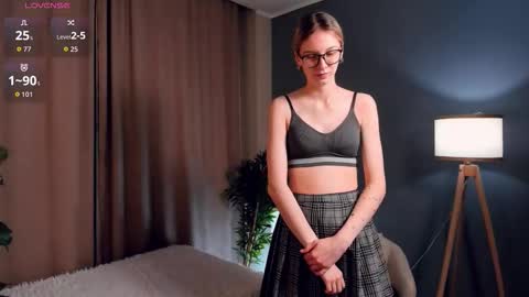 Laura online show from December 3, 1:26 am