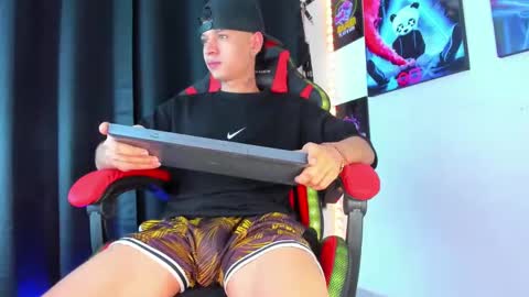 moises_23cm online show from December 13, 7:32 pm