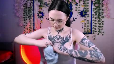 molly_kisss online show from April 18, 6:26 am