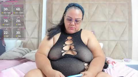 Snapshot of mommy_cute chatting on February 23, 12:51 am Jelitza online show from February 23, 12:51 am