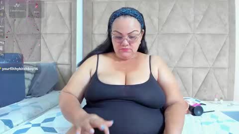 Snapshot of mommy_cute chatting on February 12, 3:51 am Jelitza online show from February 12, 3:51 am