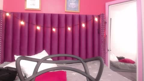 Snapshot of mommyissuess_ chatting on February 26, 9:44 am Daphne online show from February 26, 9:44 am