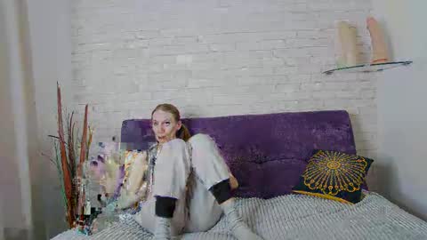 Mona online show from December 12, 8:57 am