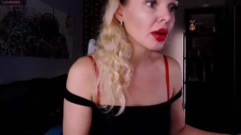 Snapshot of monicharm chatting on September 18, 2:21 pm monicharm online show from September 18, 2:21 pm