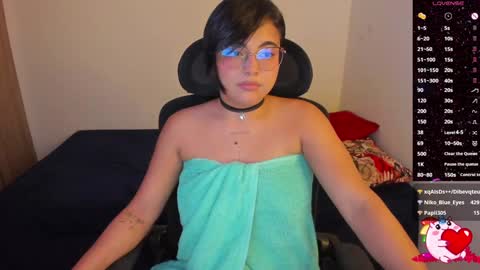 Snapshot of monielodge chatting on January 21, 5:16 am Monie Help me reach 100 likes online show from January 21, 5:16 am
