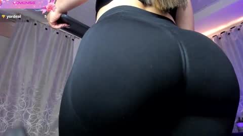 moollly_ online show from September 18, 2:54 pm