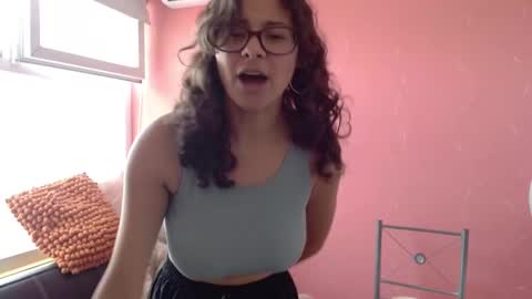 Snapshot of mora_haze chatting on February 17, 6:17 pm Mora Haze 3 online show from February 17, 6:17 pm