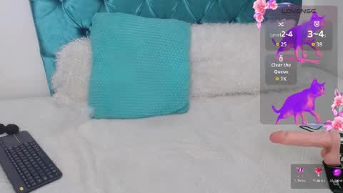 Snapshot of ms_zawora chatting on February 12, 12:27 am When the mako flies up from the bottom in your eyes then Ill know the twilight skies are not so broken hearted  online show from February 12, 12:27 am