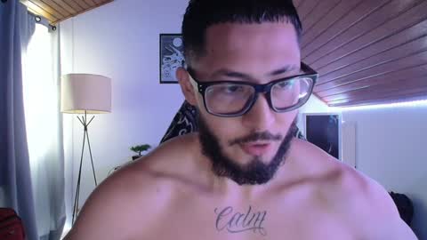 Snapshot of muscle_cock32 chatting on December 6, 2:11 pm David Big online show from December 6, 2:11 pm