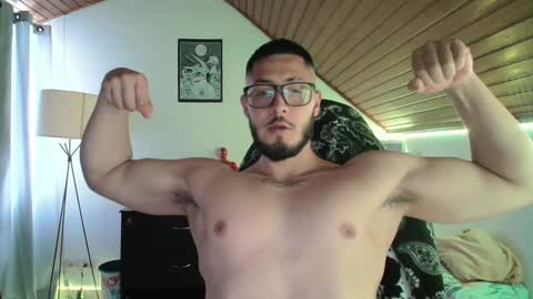 Snapshot of muscle_cock32 chatting on December 15, 3:20 pm David Big online show from December 15, 3:20 pm