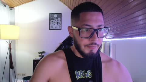Snapshot of muscle_cock32 chatting on January 3, 11:46 am David Big online show from January 3, 11:46 am