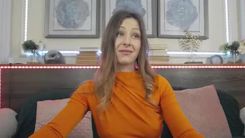 Luna  online show from February 4, 9:30 pm