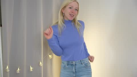 STELLA  Im here today online show from December 9, 3:22 pm