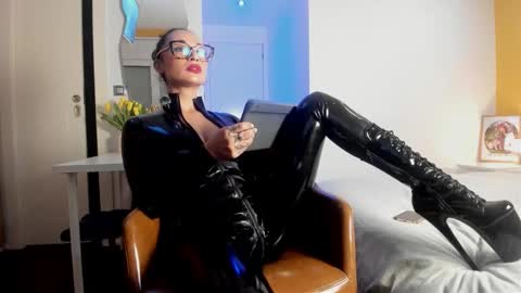 Lola online show from March 9, 9:41 pm